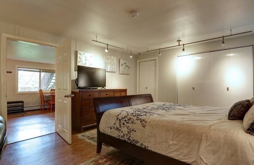 North Star House | Centrally located and newly remodeled retreat