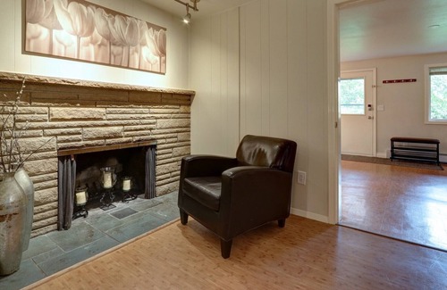 North Star House | Centrally located and newly remodeled retreat