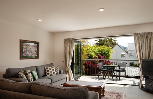 Akaroa Apartment | Centrally Located Apartment 1 block away from Akaroa wharf and dining.