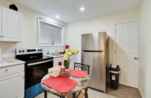CUF Apartment | Centrally Located Apt Near Uc, Hospital And Zoo! 1 Bedroom Apts by Redawning