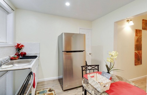 CUF Apartment | Centrally Located Apt Near Uc, Hospital And Zoo! 1 Bedroom Apts by Redawning