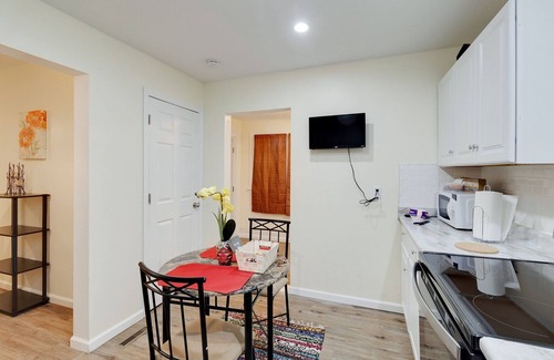 CUF Apartment | Centrally Located Apt Near Uc, Hospital And Zoo! 1 Bedroom Apts by Redawning