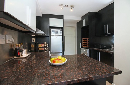 Victoria and Alfred Waterfront Apartment | Centrally Located Base for your Cape Town Stay