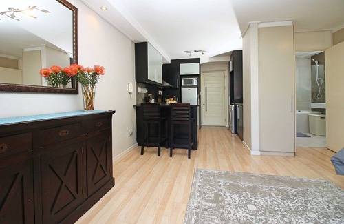 Victoria and Alfred Waterfront Apartment | Centrally Located Base for your Cape Town Stay