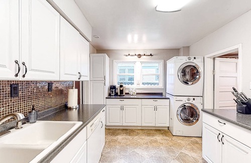 Sandpoint House | Centrally located cottage with fenced backyard, hot tub, firepit, & grill