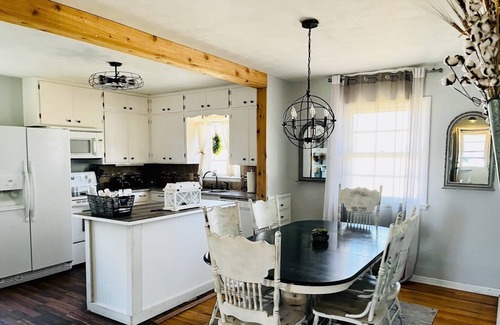 Salina House | Centrally located farmhouse style cozy home