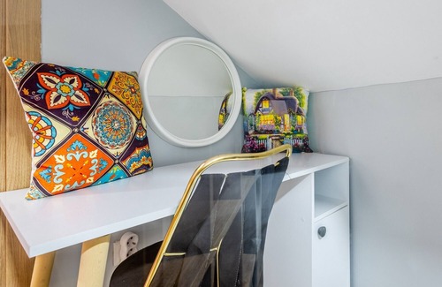 Uskudar Apartment | Centrally Located Flat with Balcony in Uskudar