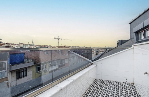 Uskudar Apartment | Centrally Located Flat with Balcony in Uskudar
