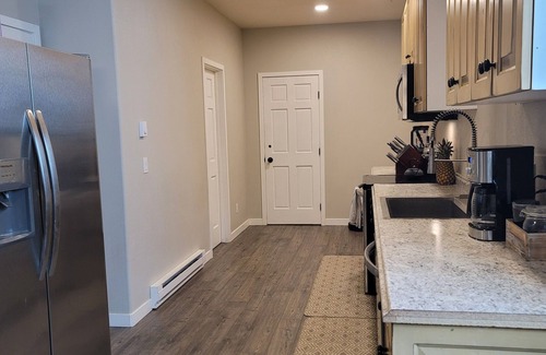 Burns Cottage | Centrally Located Guest House only 25 mins to ski resorts and hot Springs