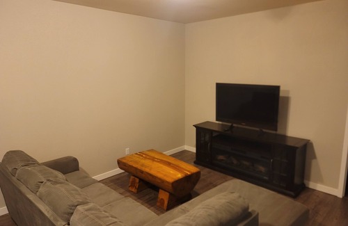 Burns Cottage | Centrally Located Guest House only 25 mins to ski resorts and hot Springs