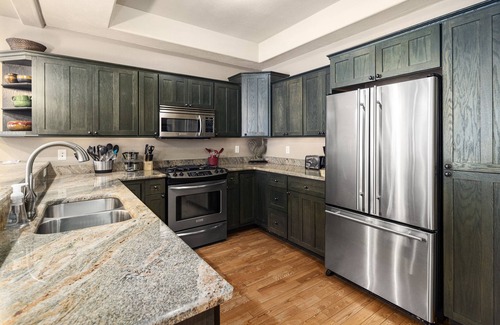 Red Lodge House | Centrally Located Luxury Home right on Rock Creek perfect for Large Groups