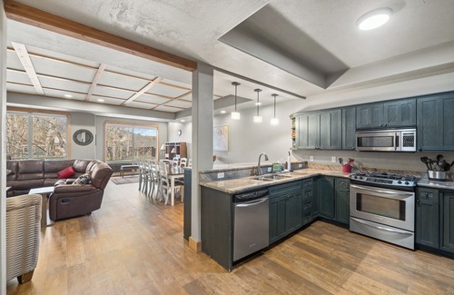 Red Lodge House | Centrally Located Luxury Home right on Rock Creek perfect for Large Groups