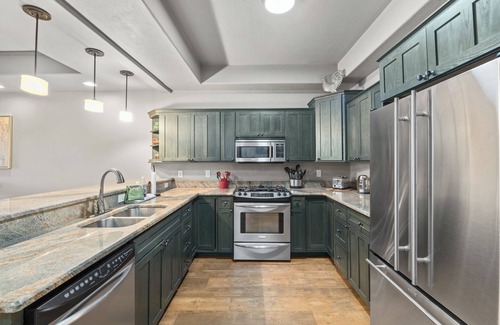 Red Lodge House | Centrally Located Luxury Home right on Rock Creek perfect for Large Groups