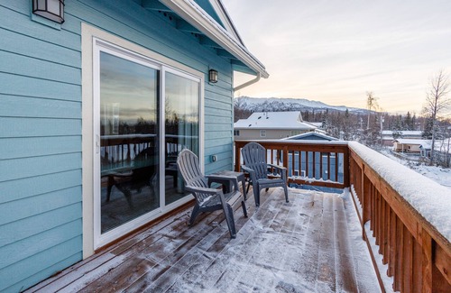 Eagle River Apartment | Centrally located, mountain-view retreat with private balcony, & washer/dryer