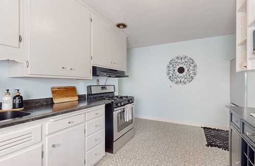 Fulton House | Centrally located near shopping & restaurants w/gas fireplace, wifi