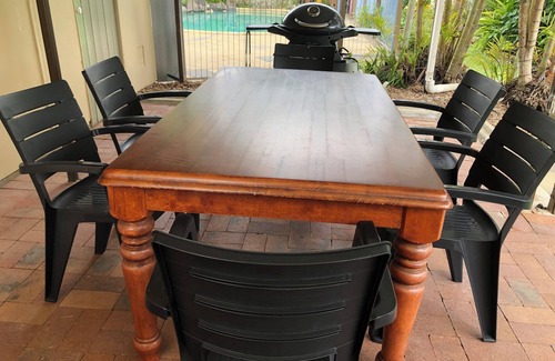 Walkervale House | Centrally located, pet friendly with a pool.