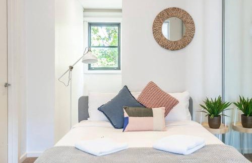 Pyrmont Apartment | Centrally Located Pyrmont Paradise with Patio