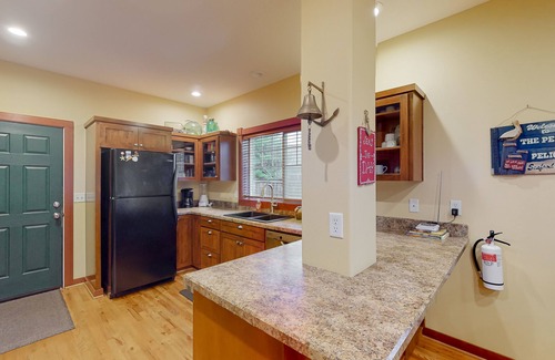 Seaside House | Centrally located retreat close to the beach with a fireplace & inviting yard