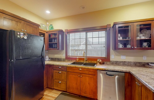Seaside House | Centrally located retreat close to the beach with a fireplace & inviting yard