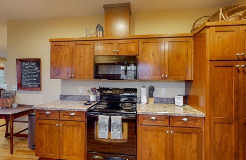 Seaside House | Centrally located retreat close to the beach with a fireplace & inviting yard