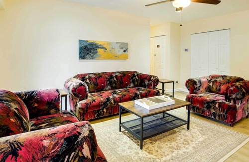 Springfield Apartment | Centrally Located Springfield Apartment w/ Balcony
