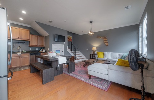 Hyde Park House | Centrally Located SOHO Retreat Walkable to UT & Dining