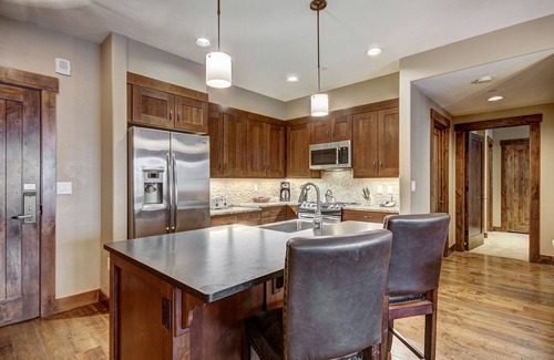 Breckenridge Condo | Centrally located ski chalet with shared hot tub and pool - right in downtown