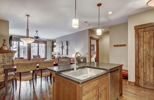Breckenridge Condo | Centrally located ski chalet with shared hot tub and pool - right in downtown