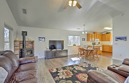 Mount Shasta House | Centrally Located Mt Shasta Home w/Deck!