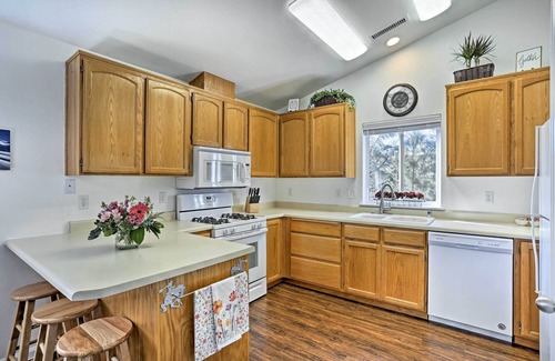 Mount Shasta House | Centrally Located Mt Shasta Home w/Deck!