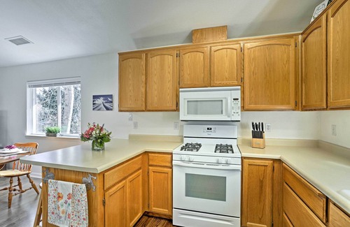 Mount Shasta House | Centrally Located Mt Shasta Home w/Deck!