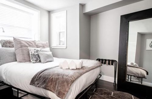 Truxton Circle Apartment | Centrally-Located Well-Decorated Solar-Powered