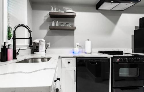 Truxton Circle Apartment | Centrally-Located Well-Decorated Solar-Powered