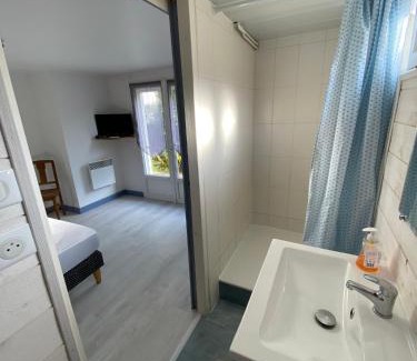 Quartier des Dunes Apartment | CENTRE CHATELAILLON GRAND T2* AVEC COUR 100mPLAGE