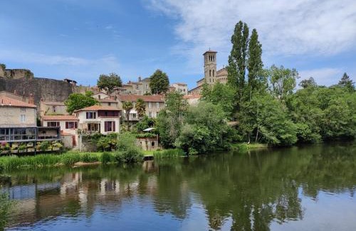 Clisson Apartment | Centre historique de Clisson avec Spa Intérieur