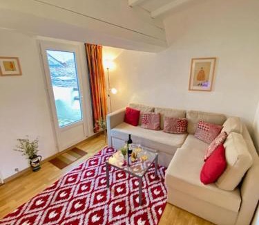 Olonzac House | Centre of Olonzac, 2 bedrooms & private sunny rooftop terrace