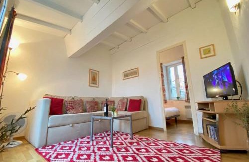 Olonzac House | Centre of Olonzac, 2 bedrooms & private sunny rooftop terrace