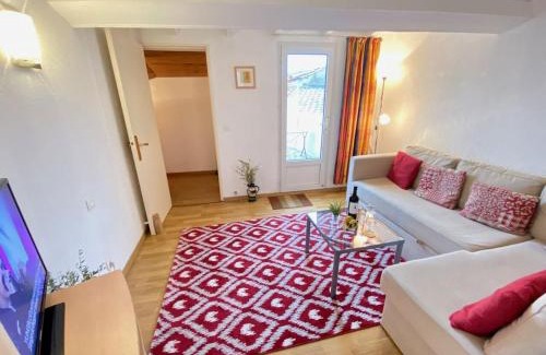 Olonzac House | Centre of Olonzac, 2 bedrooms & private sunny rooftop terrace