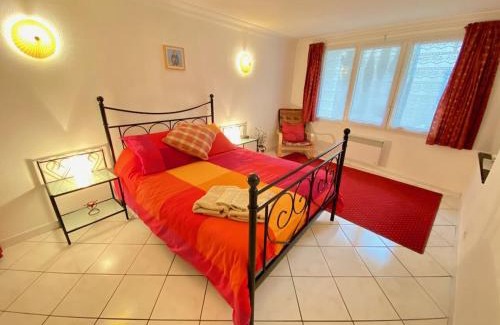 Olonzac House | Centre of Olonzac, 2 bedrooms & private sunny rooftop terrace
