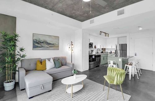 Evans Churchill Apartment | Centric 1BR In HEART of DTPHX Free Parking + Pool