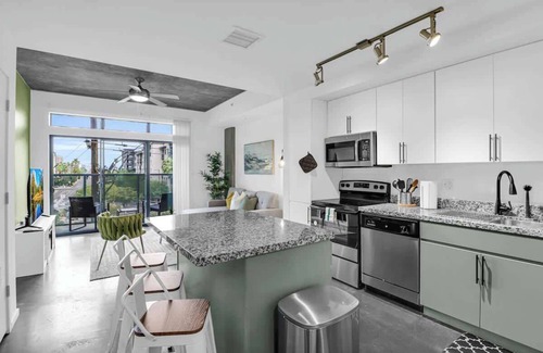 Evans Churchill Apartment | Centric 1BR In HEART of DTPHX Free Parking + Pool