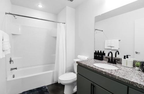 Evans Churchill Apartment | Centric 2BR In HEART of DTPHX Free Garage Parking