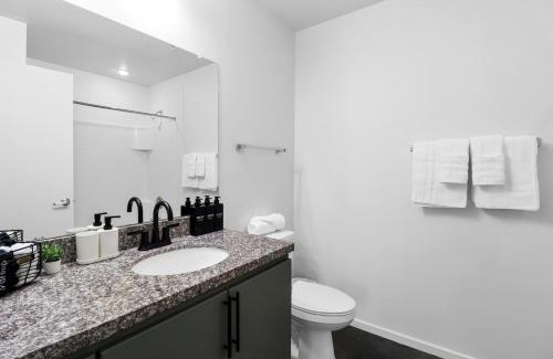Evans Churchill Apartment | Centric 2BR In HEART of DTPHX Free Garage Parking