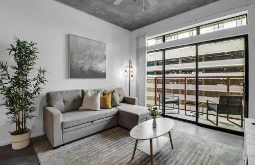 Evans Churchill Apartment | Centric 2BR In HEART of DTPHX Free Garage Parking