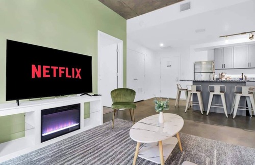 Evans Churchill Apartment | Centric 2BR In HEART of DTPHX Free Garage Parking