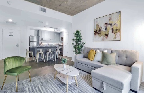 Evans Churchill Apartment | Centric 2BR In HEART of DTPHX Free Garage Parking