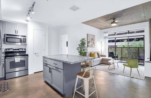 Evans Churchill Apartment | Centric 2BR In HEART of DTPHX Free Garage Parking