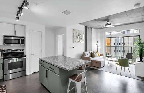 Evans Churchill Apartment | Centric 2BR In HEART of DTPHX Free Garage Parking