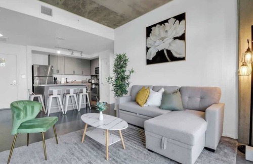 Evans Churchill Apartment | Centric 2BR In HEART of DTPHX Free Garage Parking