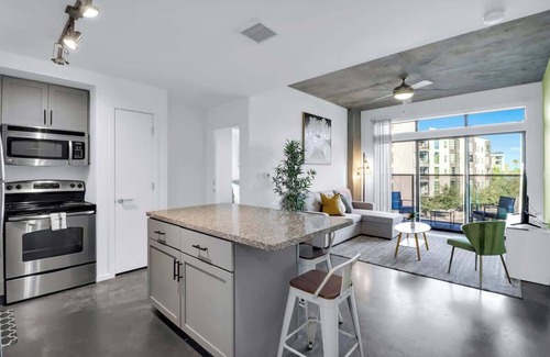Evans Churchill Apartment | Centric 2BR In HEART of DTPHX Free Garage Parking